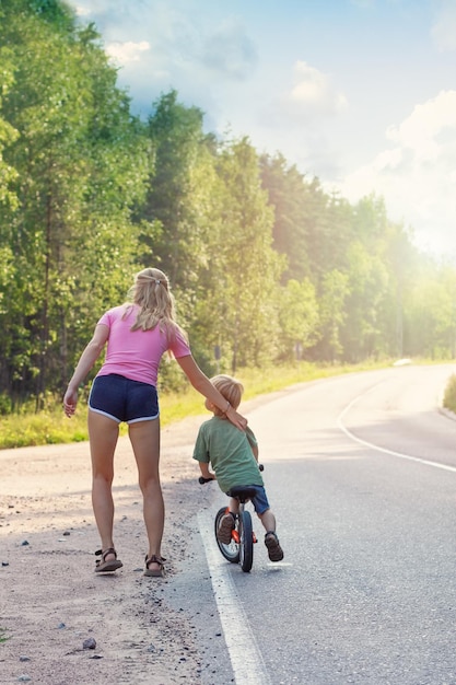 Aktywna mama spacerująca z dzieckiem na rowerze Rodzinny sport