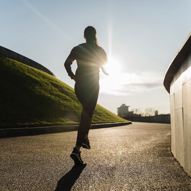 Aktywna Młoda Kobieta Jogging Plenerowy