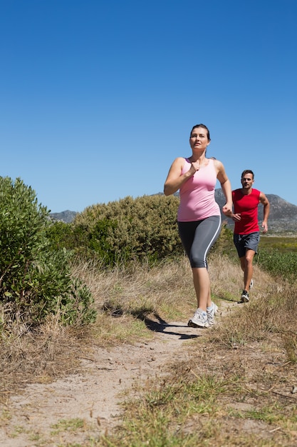 Zdjęcie aktywna para jogging na terenie kraju