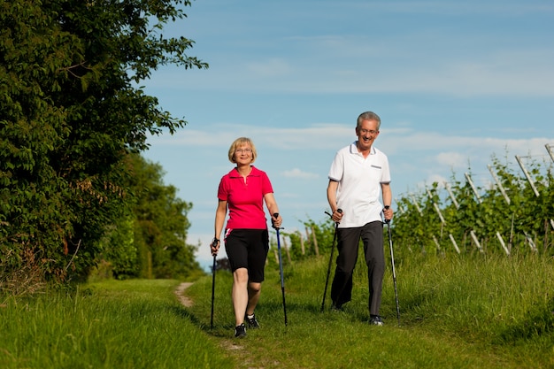 Aktywna para starszych robi nordic walking