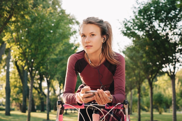 Zdjęcie aktywna sport kobieta z bicyklem