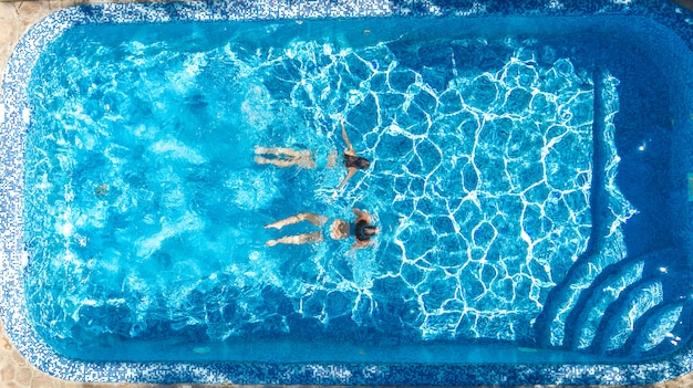 Aktywne Dziewczyny W Pływackiego Basenu Wody Trutnia Powietrznym Widoku Od Above, Dzieci Pływają, Dzieciaki Bawią Się Na Tropikalnym Rodzinnym Wakacje, Wakacyjnego Kurortu Pojęcie