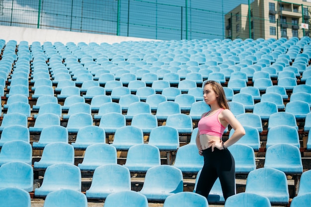 Aktywność fizyczna dla nastolatków fitness dla nastolatków młoda sportowa dziewczyna o treningu biegania robi