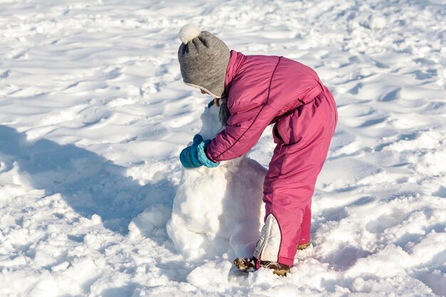 Aktywność Zimowa Wakacje Dzieci Bawiące Się Zimą Dziewczynka W Zimowych Ubraniach I Czapce Z Dzianiny