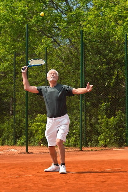 Aktywny senior grający w tenisa