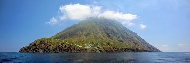 Aktywny wulkan Stromboli na wyspach eolskich