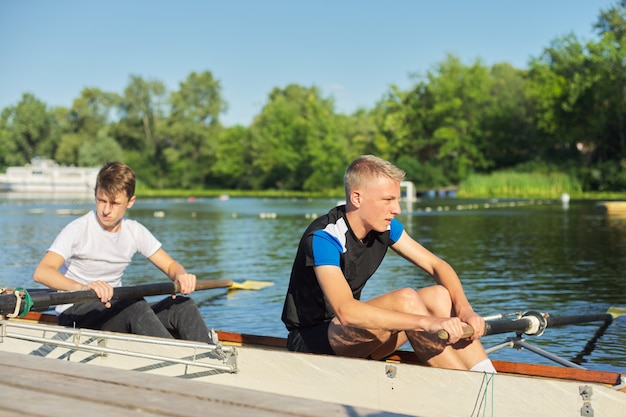 Aktywny Zdrowy Tryb życia Nastolatków. Sportowy Kajak Dla Chłopców