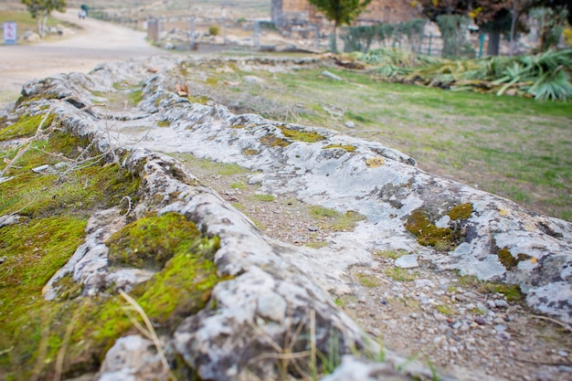 Zdjęcie akwedukt na terytorium antycznego miasta hierapolis.