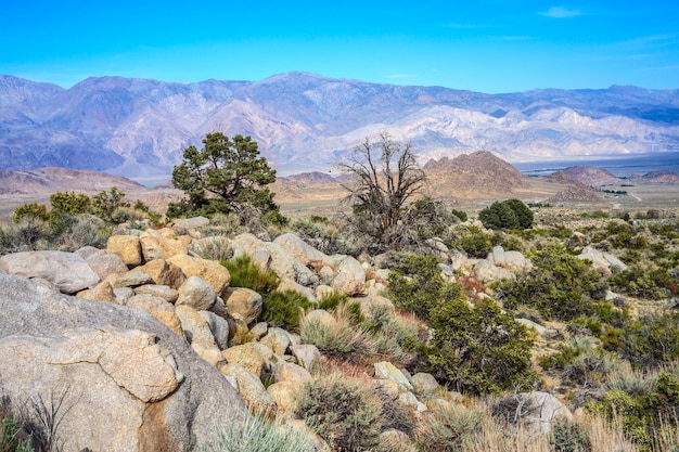 Alabama Hills o zachodzie słońca z Lone Pine Peak w tle, Sierra Wschodnia, Kalifornia, USA.