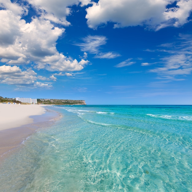 Alaior Cala Son Bou w Minorce, turkusowa plaża w Balearic