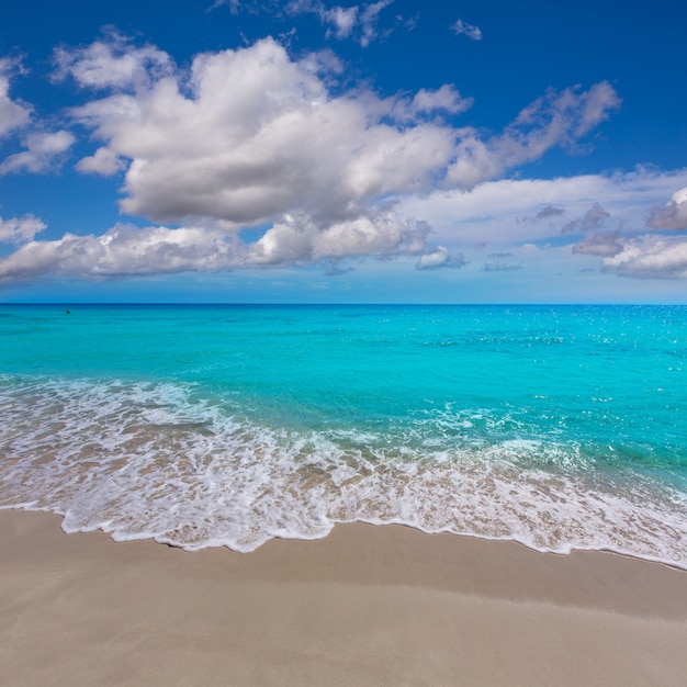 Alaior Cala Son Bou w Minorce, turkusowa plaża w Balearic