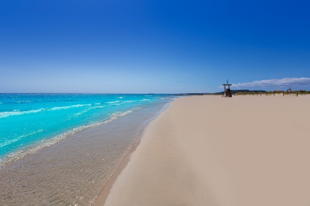 Alaior Cala Son Bou w Minorce, turkusowa plaża w Balearic