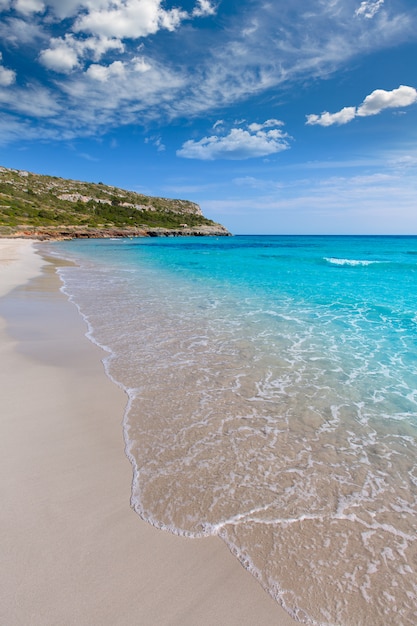 Alaior Cala Son Bou w Minorce, turkusowa plaża w Balearic