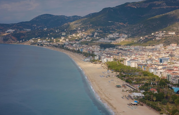 Zdjęcie alanya indyk zimowy spacer nad morzem śródziemnym ariel widok na port alanya z półwyspu alanya rywera turecka w zimowy dzień piękny krajobraz miasta tureckie kurort plaża kleopatra i plaża damlatas