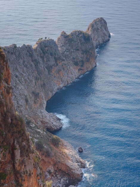 Zdjęcie alanya indyk zimowy spacer nad morzem śródziemnym widok z wzgórza w średniowiecznej twierdzy w mieście alanya