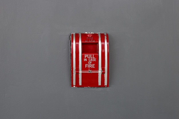 Alarm przeciwpożarowy na szarej ścianie