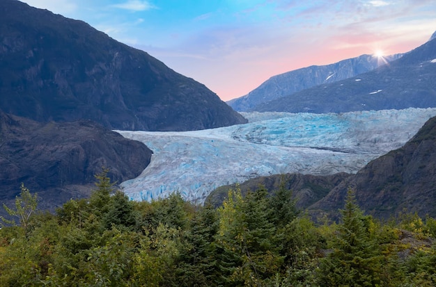 Alaska Juneau malowniczy lodowiec Mendenhall o zachodzie słońca