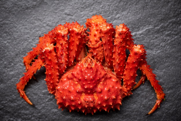 Alaskan King Crab Gotowana para lub gotowane owoce morza na ciemnym / czerwonym kraba hokkaido