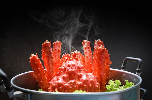 Zdjęcie alaskan king crab gotowane na parze owoce morza garnek do gotowania na parze