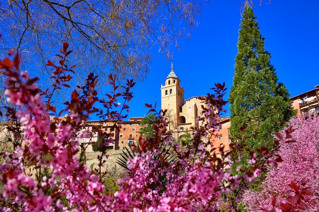 Albarracin średniowieczne miasto na wiosnę Teruel Hiszpania