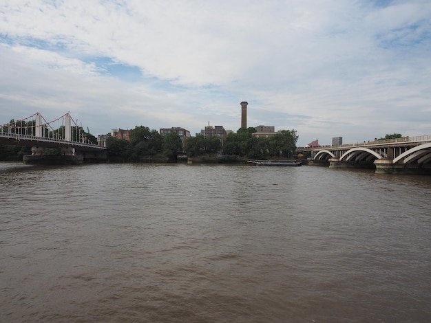 Albert Bridge i Victoria Bridge nad Tamizą w Londynie