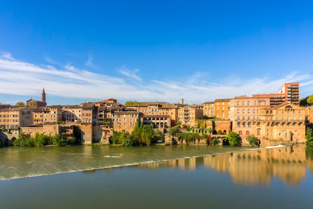 Albi W Południowo-zachodniej Francji. Albi To światowe Dziedzictwo Unesco. Widok Na Rzekę Tarn I Katedrę Saint Cecile.