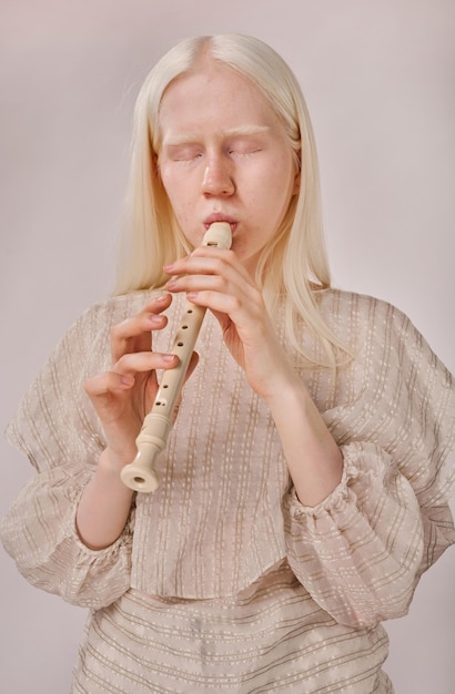 Albinos Dziewczyna Gra Na Instrumencie Muzycznym