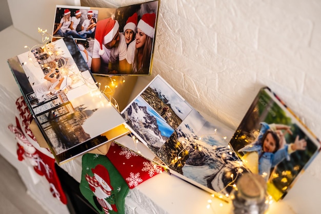 Zdjęcie album ze zdjęciami i girlanda świąteczna