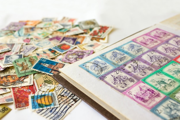 album znaczków ze znaczkami pocztowymi