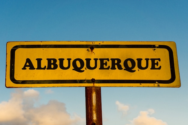 Albuquerque miasta żółty stary znak z niebieskim niebem