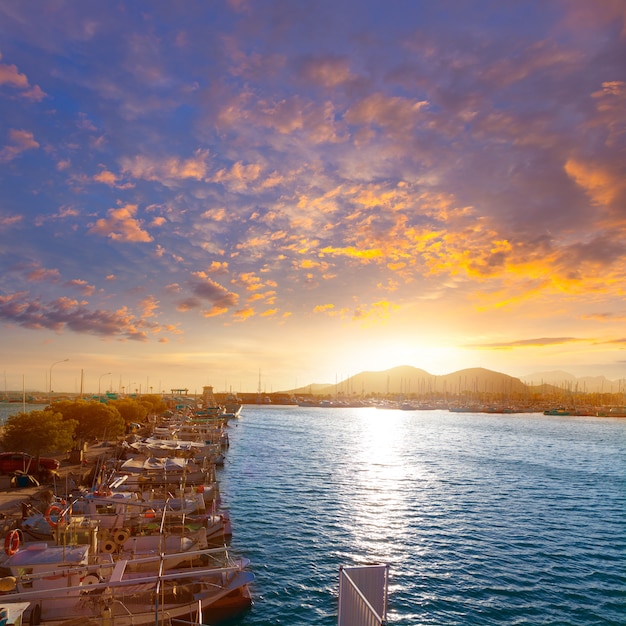 Alcudia Majorca przy zmierzchem na marina porcie Mallorca