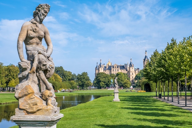 Zdjęcie aleja drzew i posągów w parku schwerin.