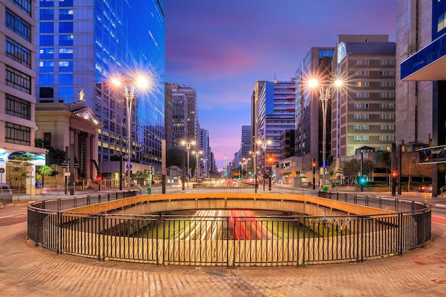 Aleja Paulista w zmierzchu w Sao Paulo w Brazylii