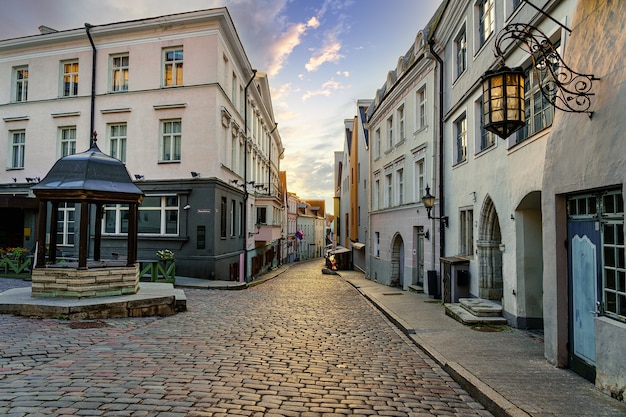 Aleja średniowiecznych domów o zachodzie słońca w mieście Tallin Estonia.