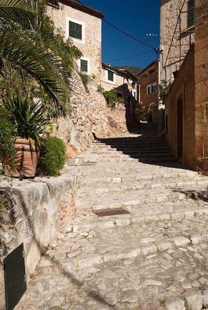 Aleja w starej wiosce Fornalutx, Majorka, Hiszpania