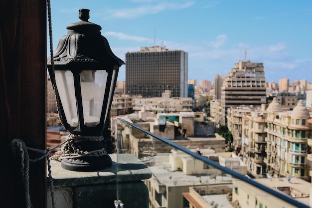 Aleksandria, Egipt - 12.11.2021: Widok z lotu ptaka stary żyrandol latarnia z liny i historyczne tło gród