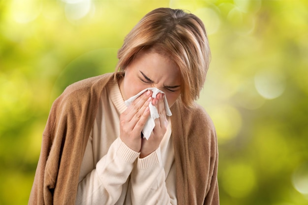 Alergie Lub Koncepcja Przeziębienia. Młoda Kobieta Wydmuchuje Nos