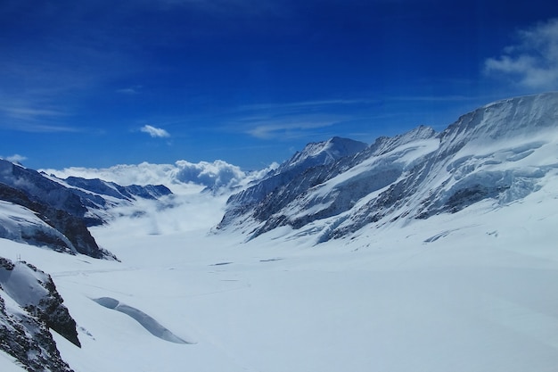 Aletsch lodowiec w wiosna czasie z jasnym niebieskim niebem, Jungfrau, Szwajcaria.