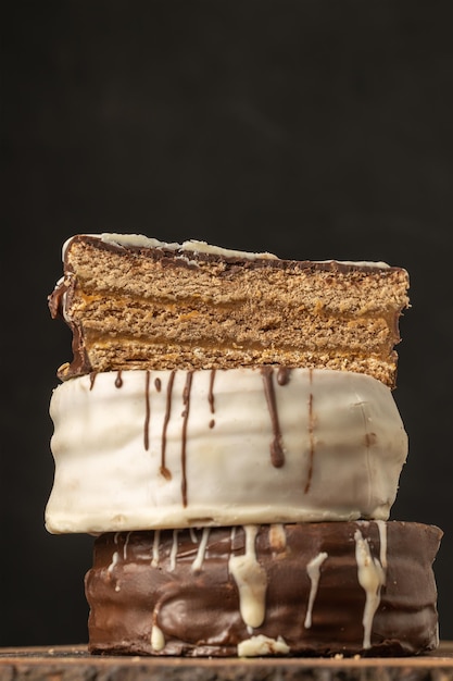 Alfajor z brązowej czekolady przekrojony na pół na innych typowych cukierkach z Argentyny