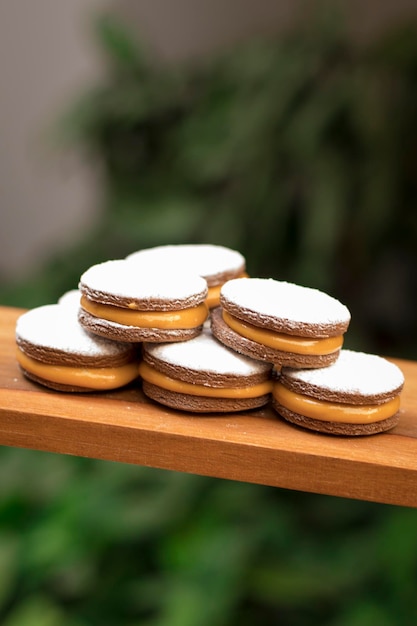 Alfajores słodkie ciasteczka deserowe wypełnione manjar blanco dulce de leche argentyńskie peruwiańskie