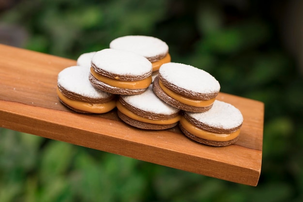 Alfajores słodkie ciasteczka deserowe wypełnione manjar blanco dulce de leche argentyńskie peruwiańskie