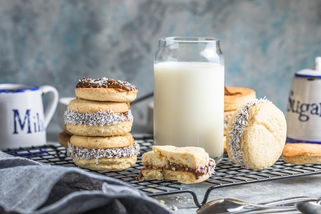 Alfajores: tradycyjne peruwiańskie ciasteczka nadziewane karmelem