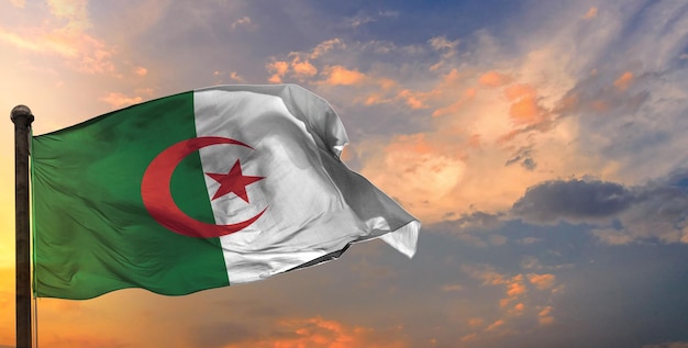 Algieria macha flagą i tle nieba.