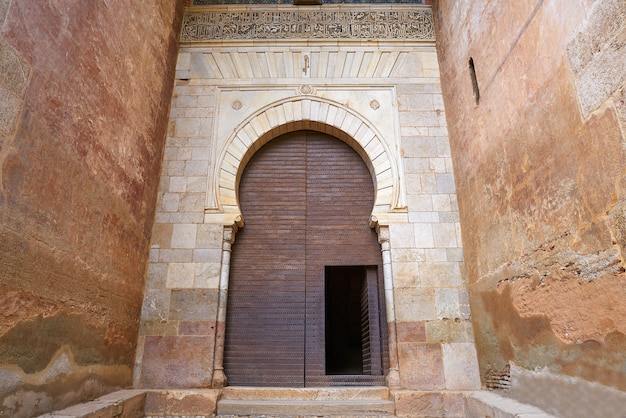 Alhambra Puerta de la Justicia w Granadzie