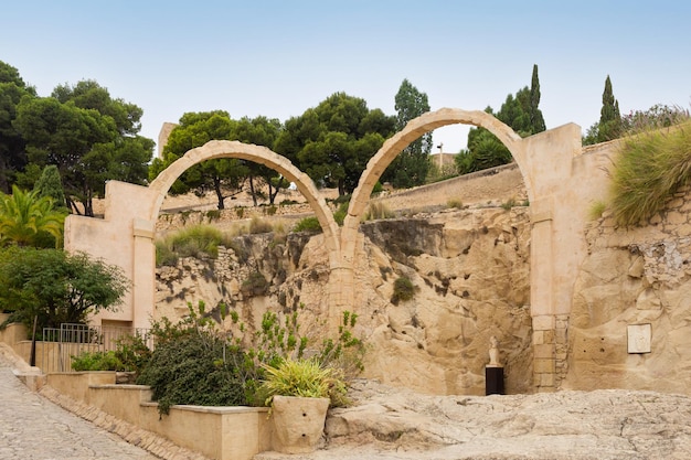 ALICANTE Hiszpania 14 października 2023 Ruiny łukowych bram w zamku Santa Barbara w Alicante