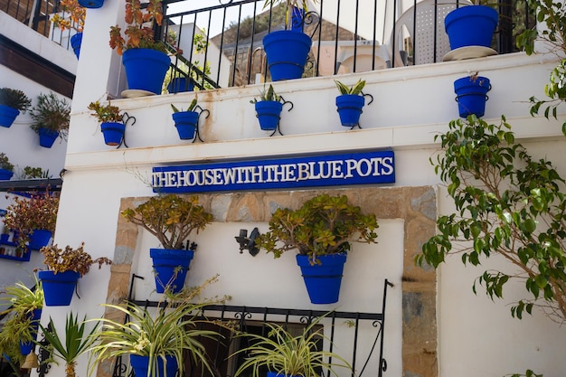 Zdjęcie alicante hiszpania 5 lipca 2023 fasada domu z niebieskimi garnkami w dzielnicy santa cruz