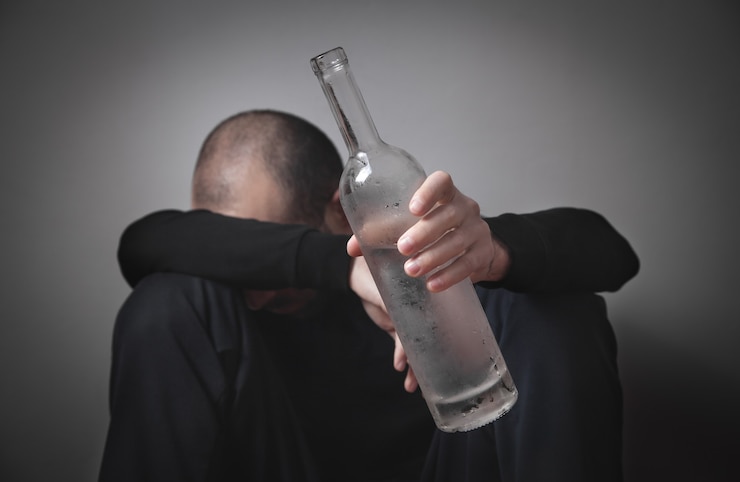 Zdjęcie alkoholik kaukaski z wódką.