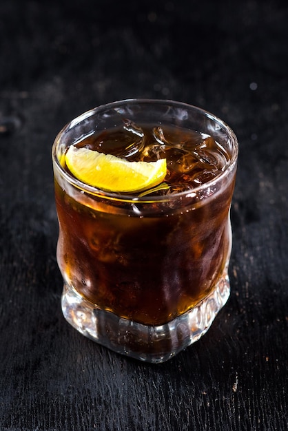alkoholowa whisky drik w szkle na czarnym tle
