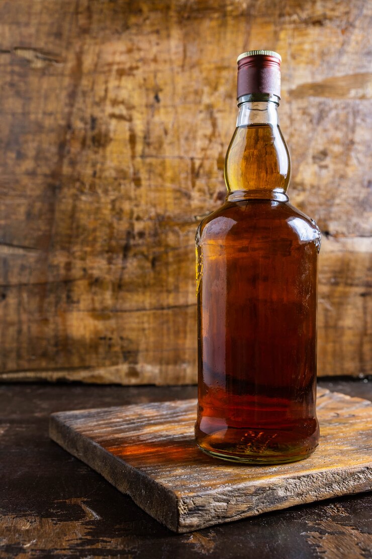 Alkoholu i trunku butelki na drewnianym stole