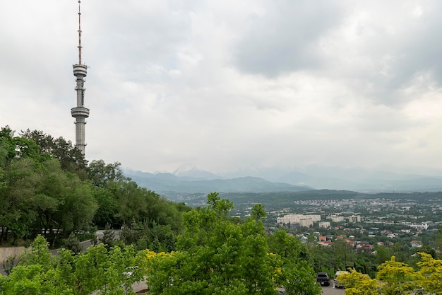 Ałmaty Kazachstan Wieża telewizyjna Almaty położona na wysokich zboczach góry Kok Tobe na południowy wschód od centrum Ałmaty